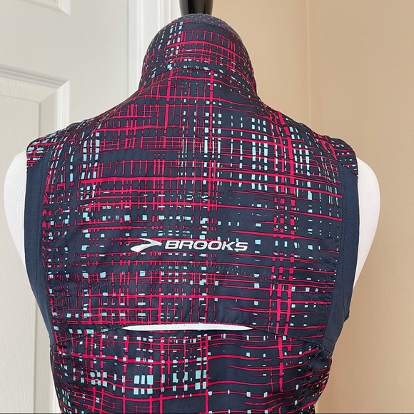 Brooks Running Shelter Technology Vest  XS - Picture 7 of 14